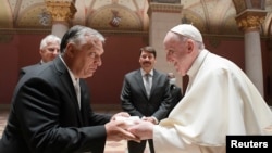 Віктор Орбан привітав папу Франциска в Музеї образотворчих мистецтв, і вони провели приватну зустріч, на якій також були присутні президент Угорщини і представники Ватикану