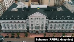 Між тим, роботодавець Андрія Наумова – Служба безпеки України – робить усе, щоб українське суспільство ніколи не побачило його декларацій