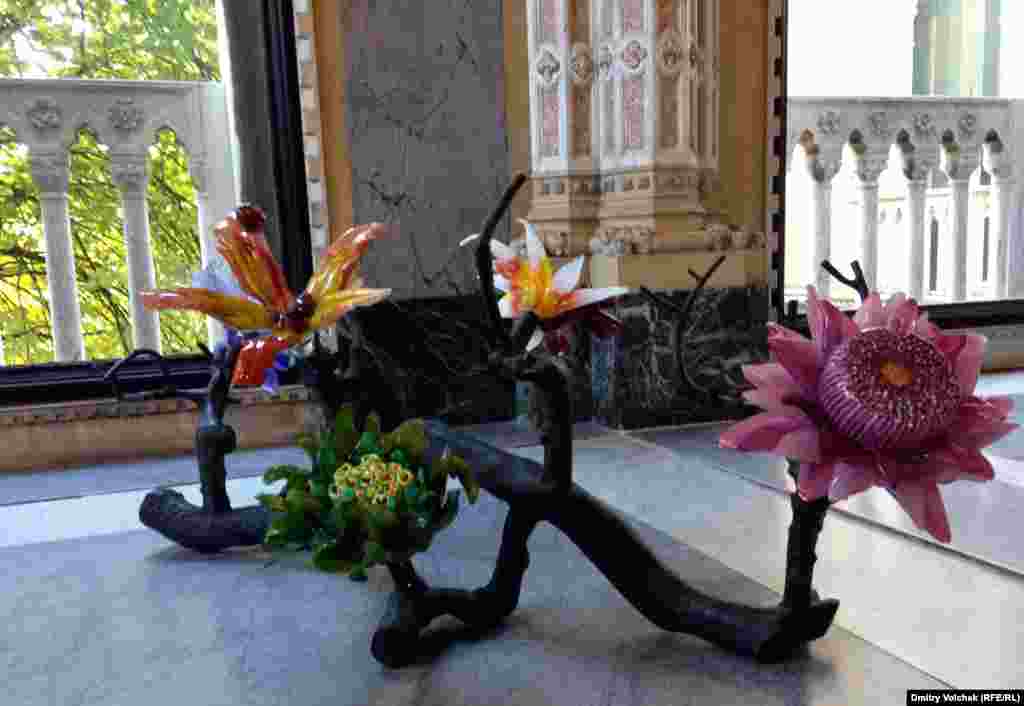 Скульптура Люси и Хорхе Орта на выставке Glasstress