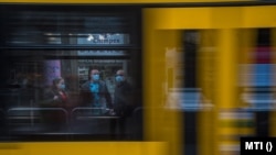 Védőmaszkot viselő utasok a Wesselényi utca villamosmegállóban Budapesten, 2020. április 27-én.