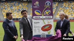 Украина -- Киевдеги стадиондо ЕВРО'2012 мелдеши үчүн билеттин жасалгасы көрсөтүлүүдө, 23-апрель, 2012.