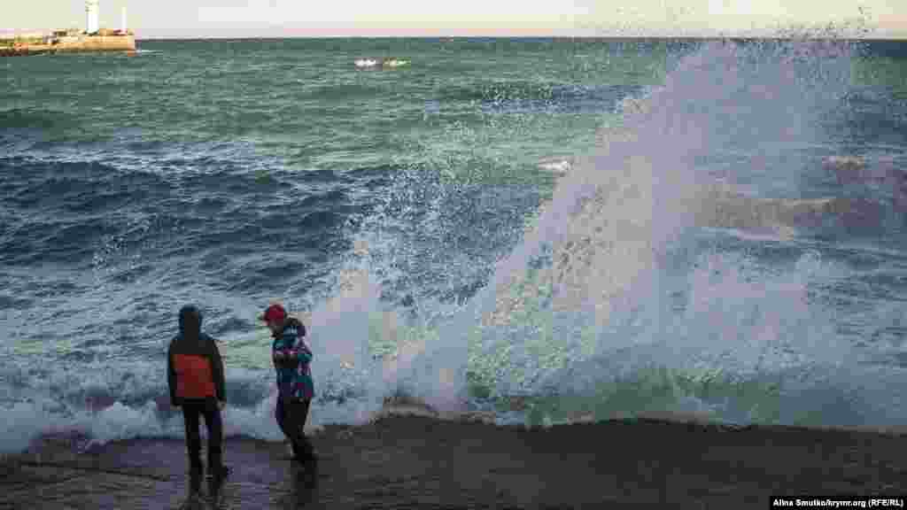 Дети играют на набережной Ялты, 13 февраля 2017 года