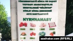 "Gülüstan" bazarynda iýmit önümleriniň bahalaryny görkezýän bildiriş, Aşgabat