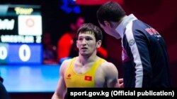 Обладатель серебряной медали чемпионата Азии по борьбе Урмат Аматов. Бишкек, 27 февраля 2018 года.