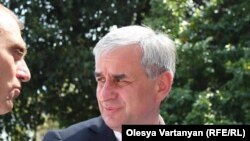 Празднование победы Рауля Хаджимба происходило на площади, носящей имя второго абхазского лидера Сергея Багапш, которому в 2004 году он проиграл на выборах, после чего ушел в оппозицию, которую возглавлял до последнего времени