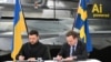 Прем’єр-міністр Швеції Ульф Крістерссон і президент України Володимир Зеленський підписують лист про наміри щодо розвитку повітряних можливостей, Швеція, 22 жовтня 2025 року