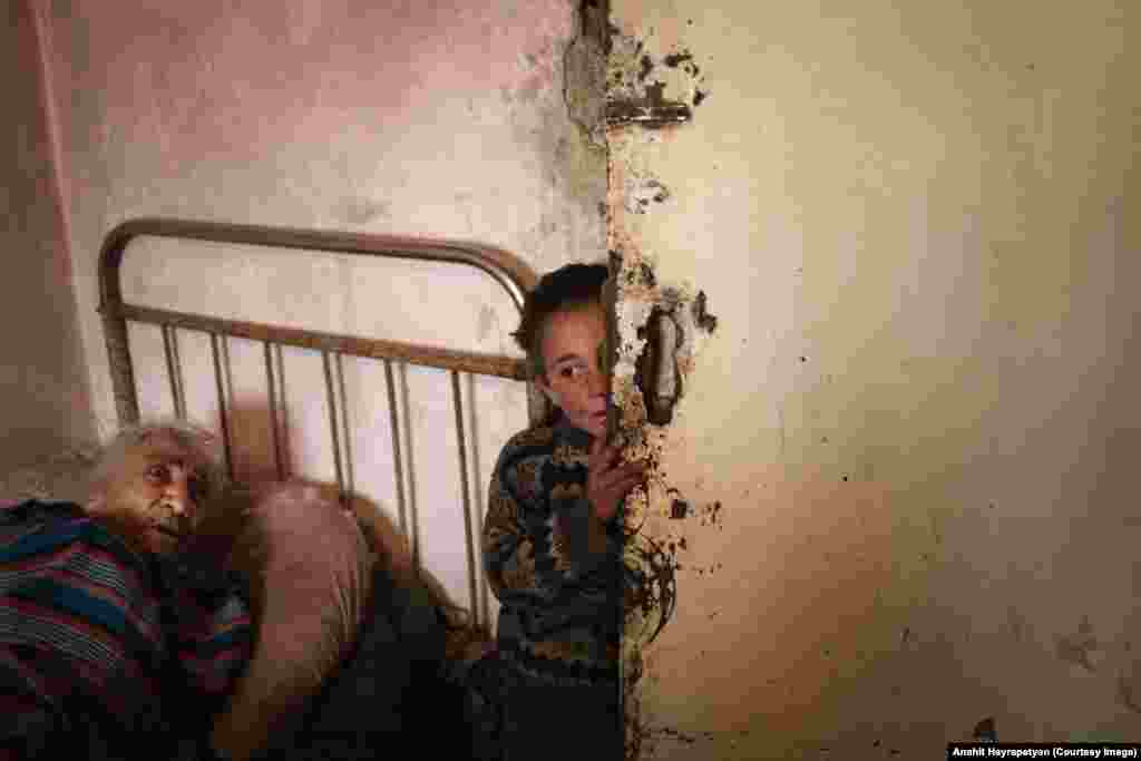 Родственники девушки, которая представилась Марией. Она развелась с мужем и теперь снова вернулась в семью.