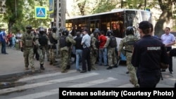 Масові затримання біля будівлі кримського главку ФСБ Росії в Сімферополі, 4 вересня 2021 року