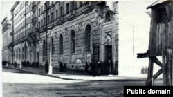 Главная улица Норильска, проспект Сталина, с лагерной вышкой. Начало 1950-х