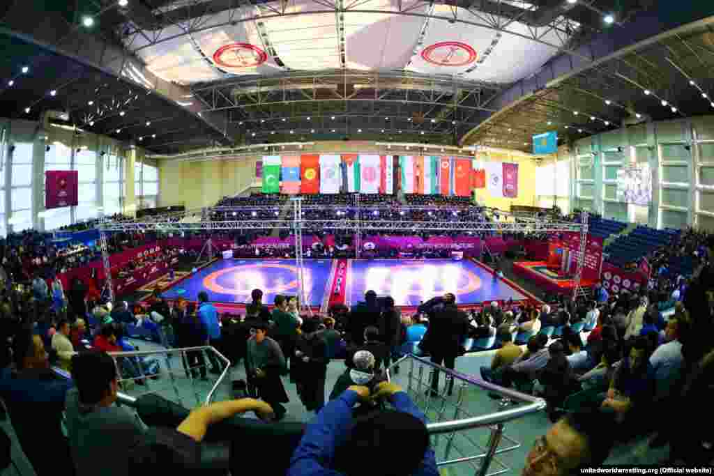 Спорттук күрөш боюнча Азиялык лицензиялык мелдеш 18-марттан 20-мартка чейин өттү. Мелдеште жалпысынан олимпиадага 36 жолдомо ойнотулду.&nbsp;Учурда Кыргызстандын эсебинде олимпиадага сегиз жолдомо бар. Буга чейин жеңил атлетчилер Дарья Маслова, Мария Карабицкая, Юлия Андреева жана грек-рим күрөшчүсү Арсен Эралиев быйыл жайында Рио-де-Жанейродо боло турган Олимп оюндарына жолдомо алышкан.&nbsp;