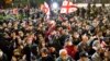 صحنه‌ای از تجمع معترضان به نتایج انتخابات در تفلیس در نهم نوامبر