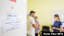 Oltáshoz készülődnek a békéscsabai Réthy Pál kórházban 2021. június 20-án