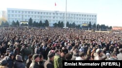 Шайлоо жыйынтыгына нааразы болгон Мырзакматовдун тарапкерлери. 15-январь.