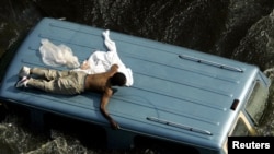 Бул киши кырсыкта суудан алты күндөн кийин куткарылган.