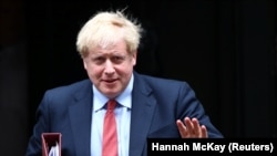 Boris Johnson kormányfő és stábja vasárnap is egyeztetett