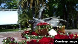 Сегодня утром руководители Абхазии возложили цветы к памятнику махаджирам на набережной