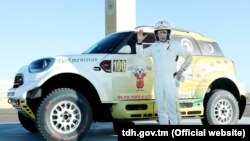 Президент Гурбангулы Бердымухамедов возле своего спортивного авто (Иллюстративное фото)