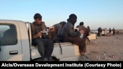 Afgánokat csempésznek furgonokban a Nimroz tartománybeli Zaranzsból a pakisztáni határra 2021 márciusában