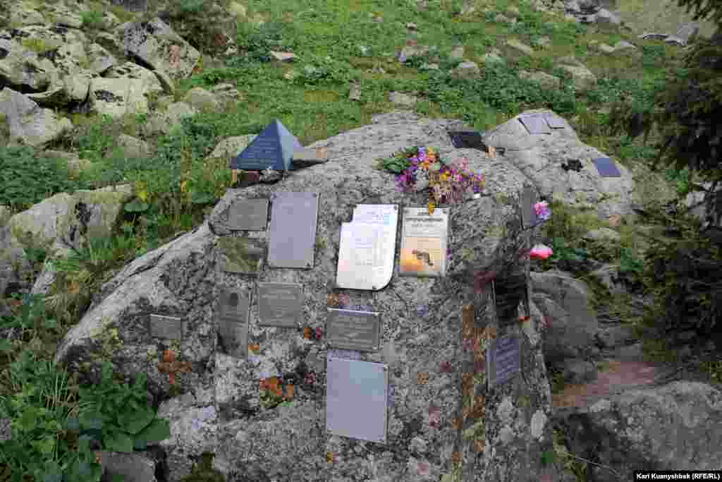 Тауда қаза тапқандардың аты-жөні жазылған тақталар.