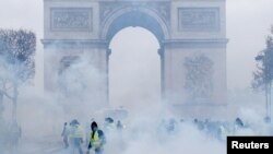 La ciocnirile dintre militanții violenți și poliție, la Paris, 1 decembrie 2018