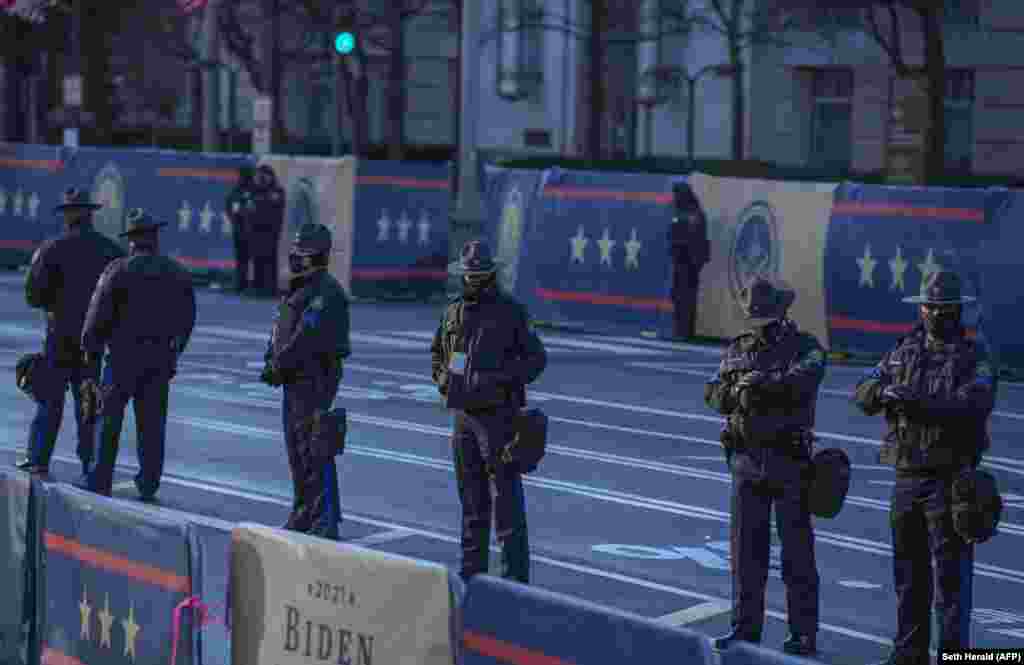 Policia e Uashingtonit qëndron pranë vendit ku Joe Biden do të betohet si president.&nbsp; &nbsp;