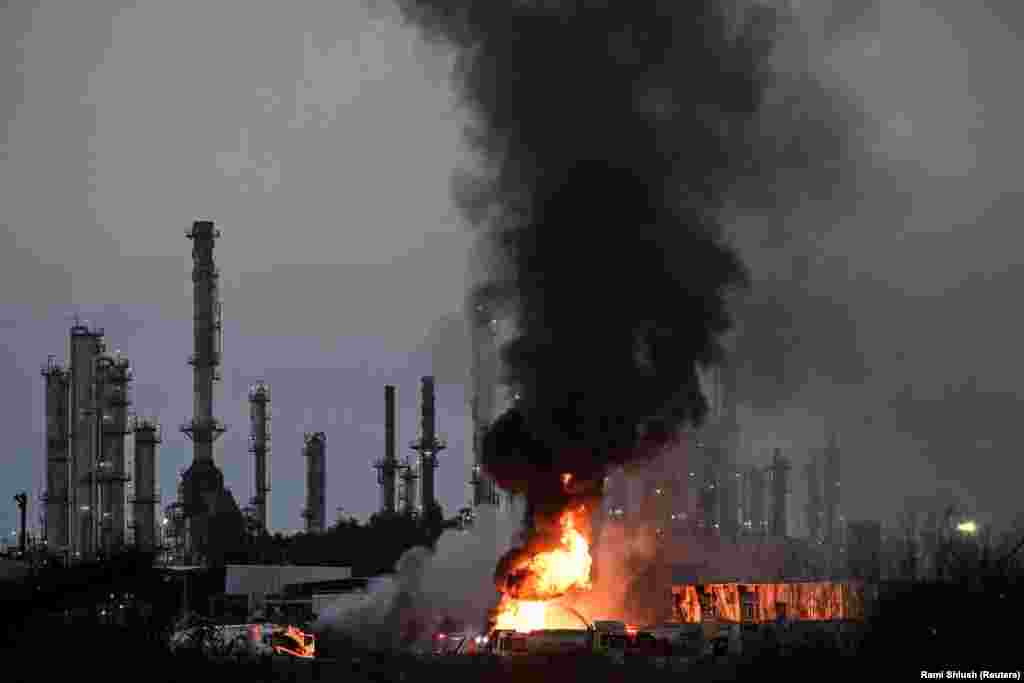 Tym dhe zjarr në një ndërtesë të goditur nga një sulm raketor iranian, në Haifa, më 15 qershor.