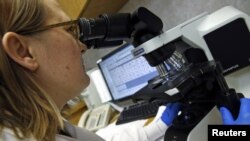 یکی از محققانی که در بیمارستان ایندیانا مشغول تحقیق بر ویروس مرس است. یک مرد آمریکایی مبتلا در این بیمارستان تحت درمان بود.