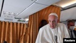„Chiar și în Colegiul Cardinalilor există niște antivacciniști. Unul dintre aceștia, bietul om, este internat cu coronavirus. Ironia vieții”, le-a spus Papa jurnaliștilor care l-au însoțit în călătoria din Slovacia și Ungaria.