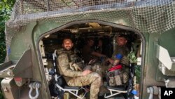 Obosiți, dar mulțumiți. Soldați ucraineni revin pe teritoriul țării lor, la Sumî, la 14 august, după ce au participat la incursiunea din regiunea rusă Kursk. 