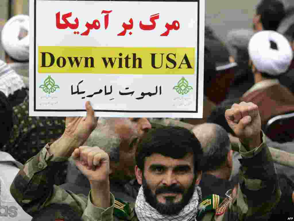 Припадник на иранската басиџи милиција на протести во Техеран