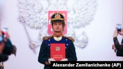 Деякі оглядачі підозрюють, що конституційні зміни Путіна можуть допомогти йому втриматися при владі після 2024 року