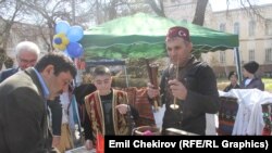 Нооруз майрамына карата уюшулган ар улуттун башын бириктирген көргөзмө. Сүрөттө түрк диаспорасынын өкүлдөрү. Бишкек. 21-март. 2015-ж.