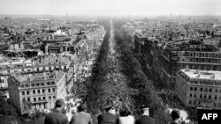 Franța: 8 mai 1945, mulțimea adunată pe Champs Elysees, la Paris.