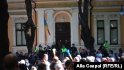 În fața clădirii Președinției la Chișinău