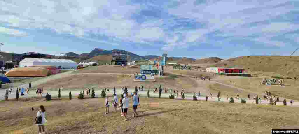 Учасники фестивалю постійно пересуваються від одного майданчика до іншого, в них заходи відбувалися паралельно