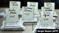 Numărătoarea voturilor într-o secție electorală din Chișinău, 1 noiembrie 2020.