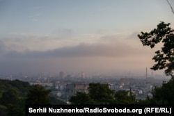 Столицю затягнуло димом після російської атаки, 10 липня 2025 року