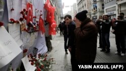 شماری از شهروندان در مقابل محل انفجار انتحاری هفته گذشته در استانبول