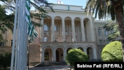 В последние годы представительство женщин в абхазском парламенте колебалось примерно от 3% до 12%, хотя они составляют более 50% населения