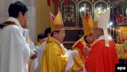 Архівне фото: висвячення нового офіційного єпископа урядової католицької організації в Китаї, 2006 рік