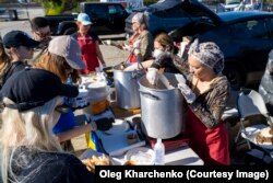 Українські волонтери готують їжу. Лос-Анджелес, 2025 рік