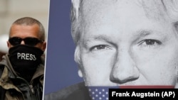 Un afiș al susținătorilorr lui Assange la Londra