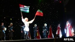 Как только ансамбль начал свое выступление, зал взорвался аплодисментами