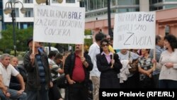 Podgorica, invalidi rada protestuju ispred Ministarstva rada i socijalnog staranja, 01. septembar 2010.