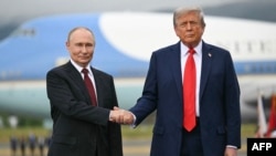 Аляска, 15 августи соли 2025. Аввалин мулоқоти президентон Владимир Путин ва Доналд Трамп дар соли ҷорӣ мебошад 