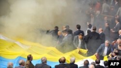 Бійка депутатів під час сесії парламенту, 27 квітня 2010 року