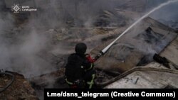 Рятувальники ДСНС гасять пожежу на місці російського удару, Сумщина, 15 травня 2025 року