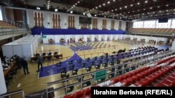 Pamje nga Qendra kryesore për vaksinim kundër koronavirusit në Prishtinë, Salla “1 Tetori”, të enjten (18 nëntor). 