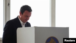 Albin Kurti duke votuar.