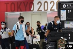 اعضای تیم شنای آمریکا هنگام ورود به ژاپن برای بازی‌های المپیک